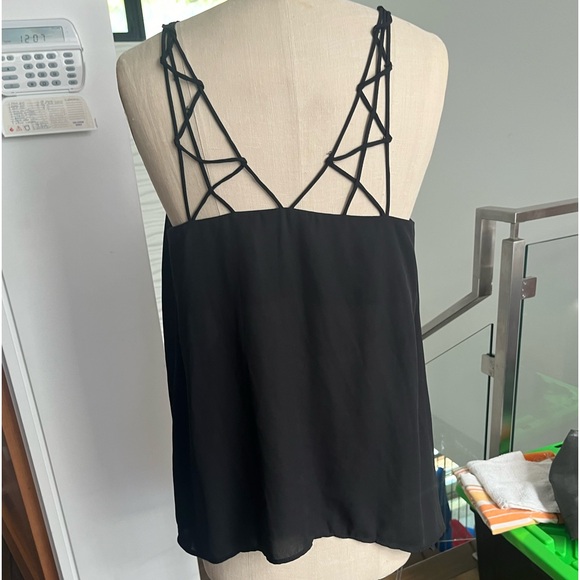 black strappy flowy top size medium to large - Picture 2 of 3